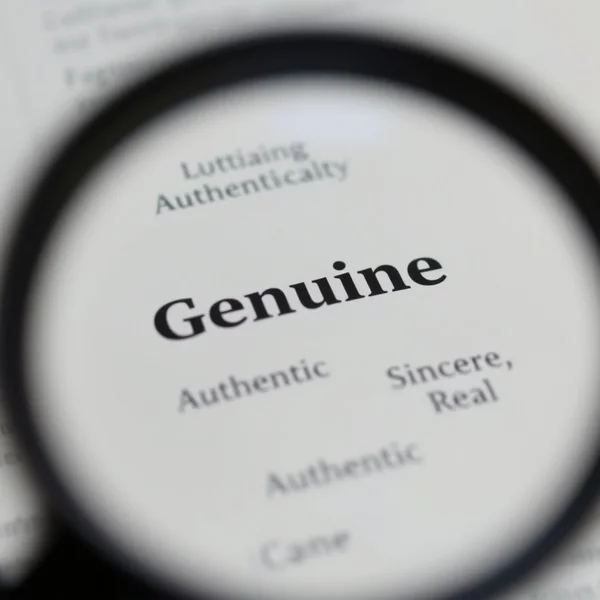 Kính lúp làm nổi bật từ Genuine, tượng trưng cho việc tìm kiếm các từ đồng nghĩa của Genuine